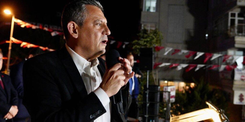 Özgür Özel’den Ekrem İmamoğlu açıklaması: ‘Suçu ‘Erdoğan’ı yenmek…” CHP Genel Başkanı Özgür Özel, TELE 1 canlı yayınında gündeme ilişkin soruları yanıtladı. Özel, "Ekrem İmamoğlu'nun suçu Erdoğan'ı yenme suçu. Bu Türk Ceza Kanunu'nda yazmıyor ama en ağır suç" ifadelerini kullandı.