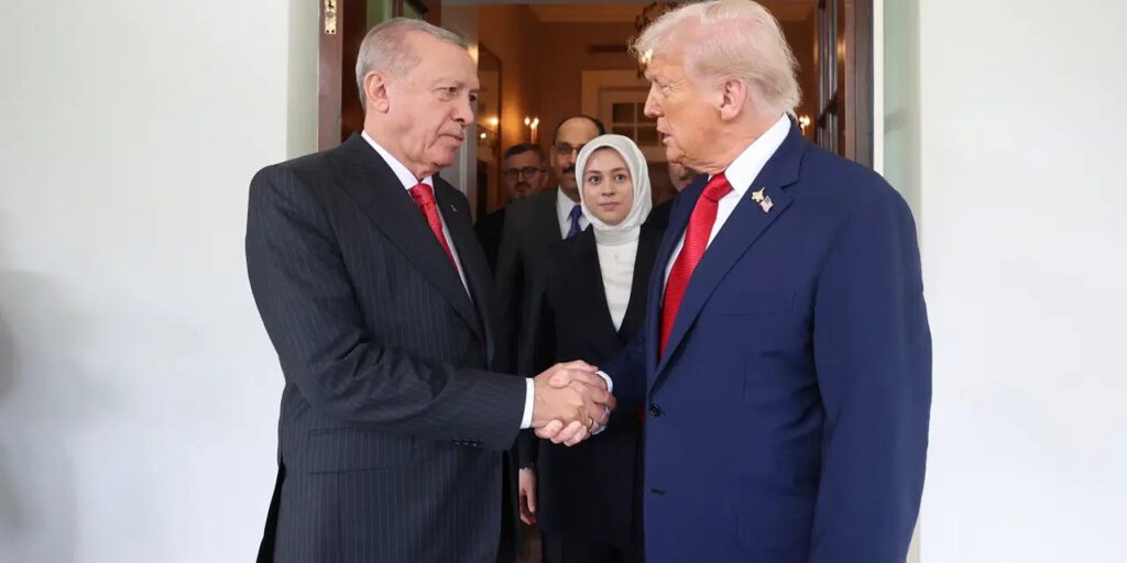 Erdoğan-Trump görüşmesine CHP’den ilk yorum… Brunson’u hatırlattı: ‘Bu nasıl bir utançtır!’ CHP Grup Başkanvekili Ali Mahir Başarır, Cumhurbaşkanı Recep Tayyip Erdoğan’ın ABD Başkanı Donald Trump ile Beyaz Saray’da yaptığı görüşmeye ilişkin, "Erdoğan ve Trump arasında geçen görüşmenin her yanı ayrı fiyasko! Bağımsız yargı yok, egemenlik yok, itiraz hiç yok! Trump konuştu, ‘asrın lideri’ sustu!" ifadesini kullandı.