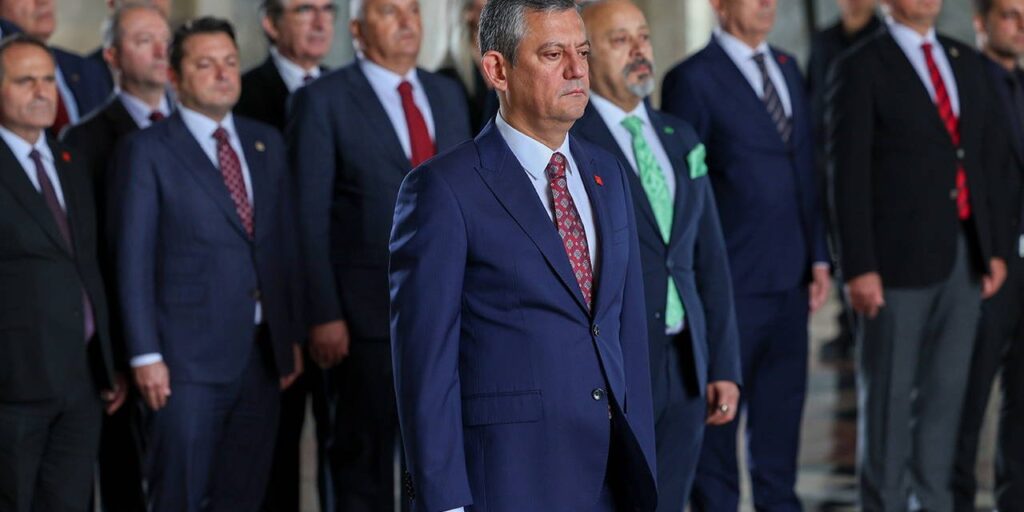 CHP’den Anıtkabir’e ziyaret… Özgür Özel’den, Atatürk’e ‘söz’: Adalet, demokrasi ve toplumsal refah vurgusu! CHP'den Anıtkabir'e ziyaret... Özgür Özel'den, Atatürk'e 'söz': Adalet, demokrasi ve toplumsal refah vurgusu!