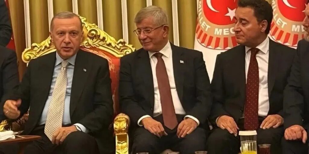 Davutoğlu’ndan resepsiyon açıklaması: ‘Surat asmanın alemi ne?’